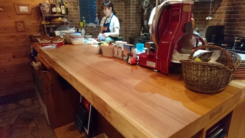 お店にカウンター材を納入しました