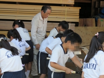 開智学園総合部の生徒さん達が見学されました。