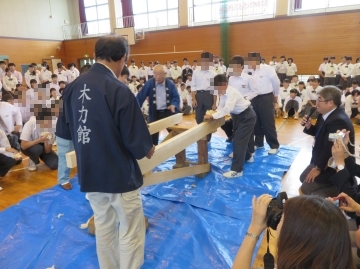 さいたま市大宮区の桜木中学校にて講演並びにカンナ掛け体験を行いました。