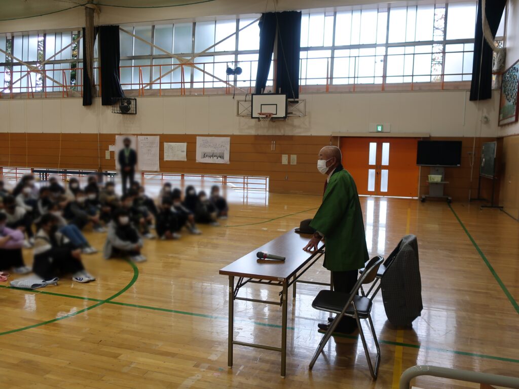 さいたま市の小学校で、特別講師として授業を行いました。