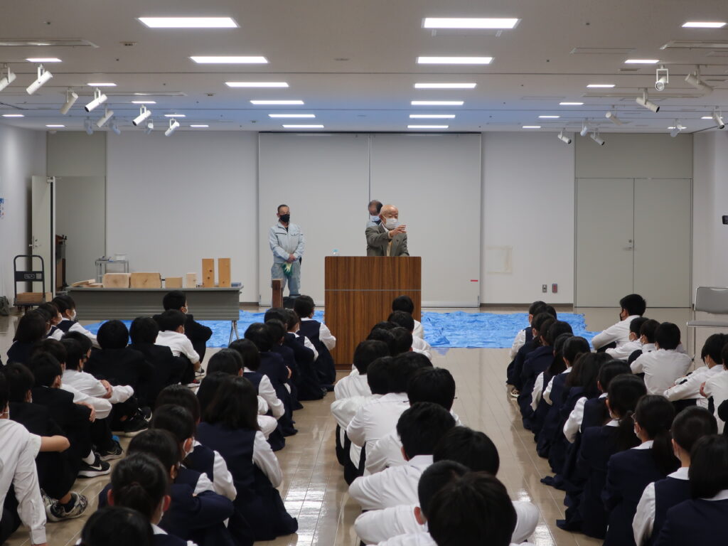 さいたま市立岩槻中学校で館長講演と鉋（カンナ）掛けの体験を行いました。